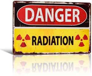Letrero de peligro por radiación. Cartel de tipo militar de instalaciones radioactivas. Muebles gamer.