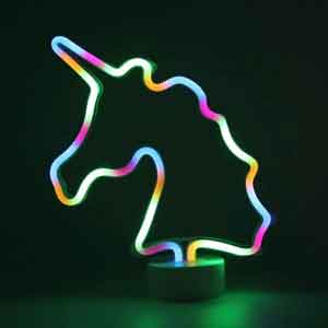 Silueta de neón de un unicornio. Letrero luminoso con luces LED de colores. Muebles gamer.