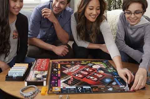 Monopoly y los juegos de mesa en muebles gamer.