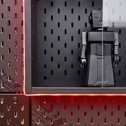 Detalle led rojo en vitrina expositora Uppspel de Ikea.