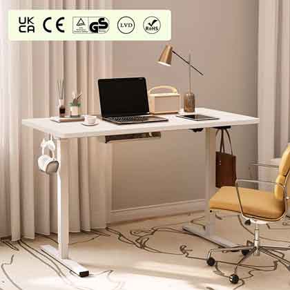 Imagen del escritorio más económico de Flexispot en un pequeño espacio de trabajo.